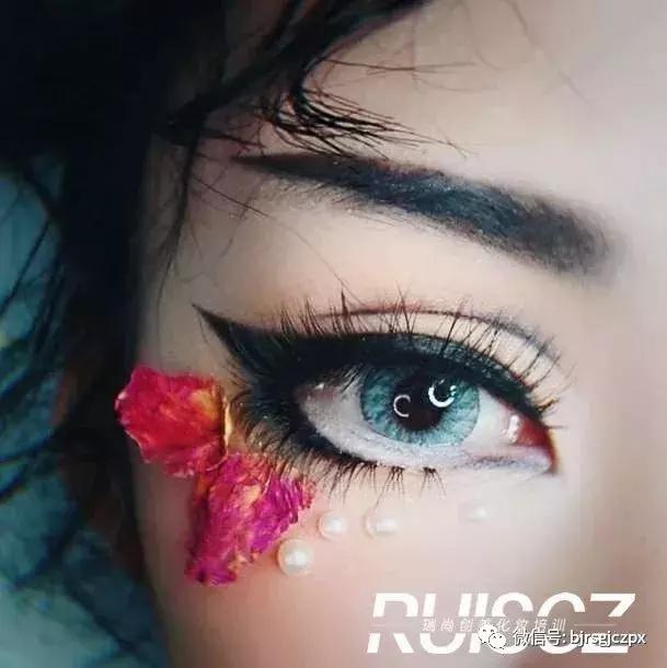 日系大眼妆容的秘密,化妆师的神秘力量?