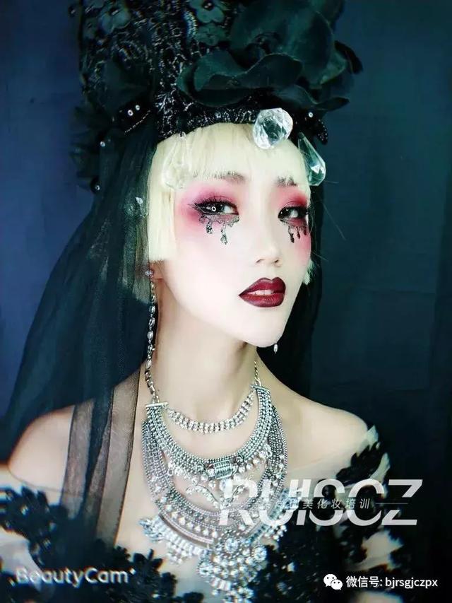 暗黑艺术玩起来,感受哥特妆的别样魅力!