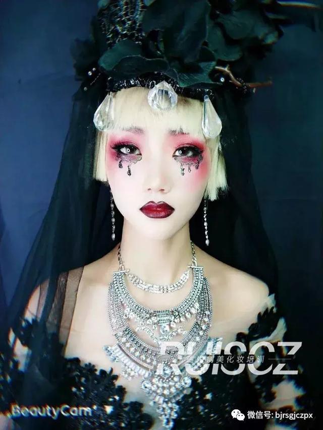 暗黑艺术玩起来,感受哥特妆的别样魅力!