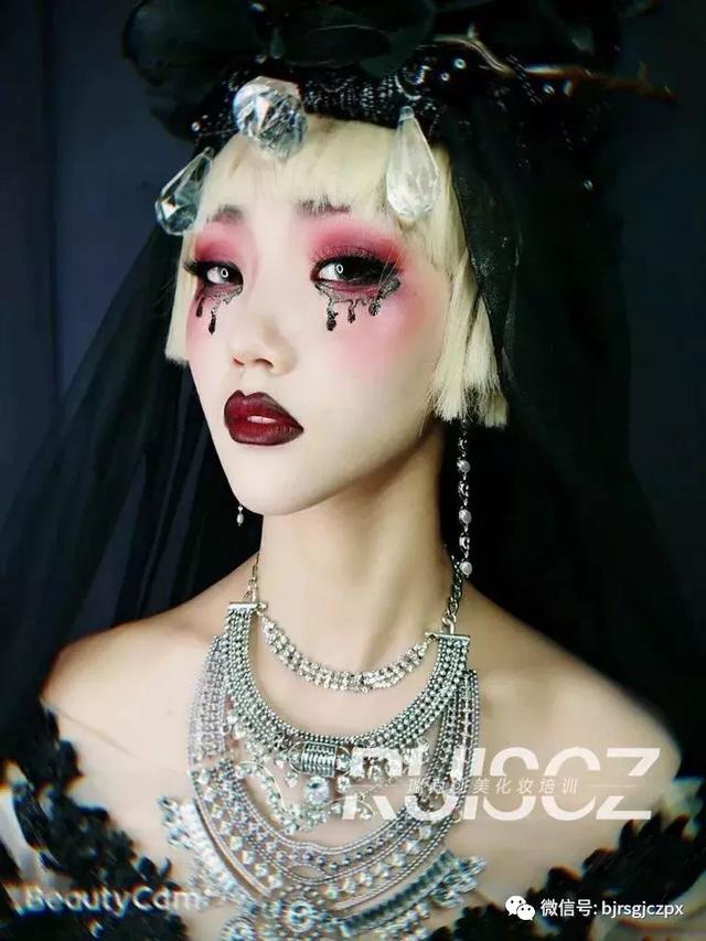 暗黑艺术玩起来,感受哥特妆的别样魅力!