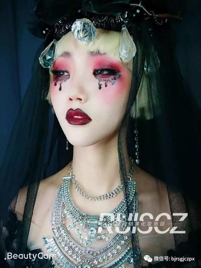 暗黑艺术玩起来,感受哥特妆的别样魅力!