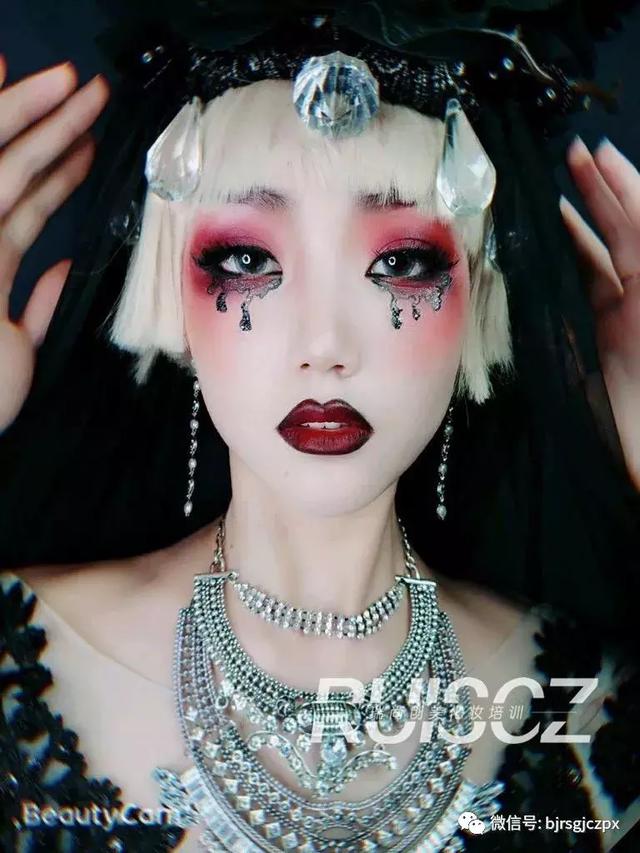 暗黑艺术玩起来,感受哥特妆的别样魅力!