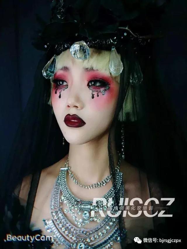 暗黑艺术玩起来,感受哥特妆的别样魅力!