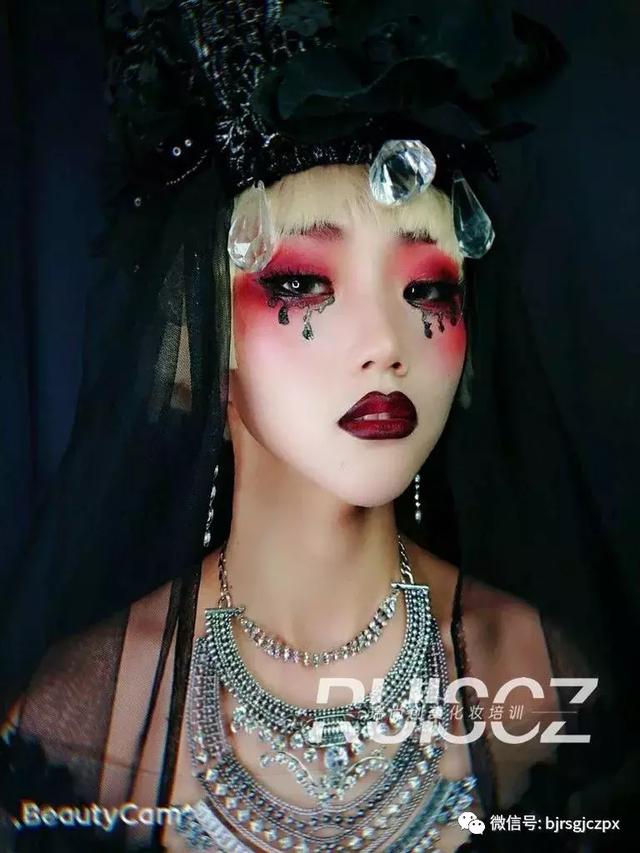 暗黑艺术玩起来,感受哥特妆的别样魅力!