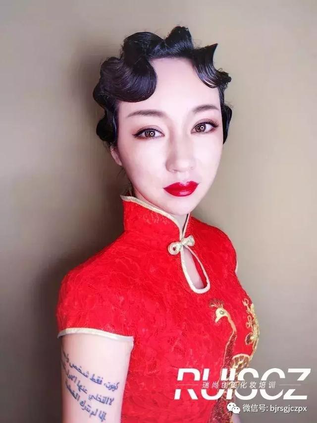 中式复古旗袍造型，配上手推波纹才是经典！