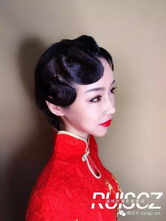 中式复古旗袍造型，配上手推波纹才是经典！