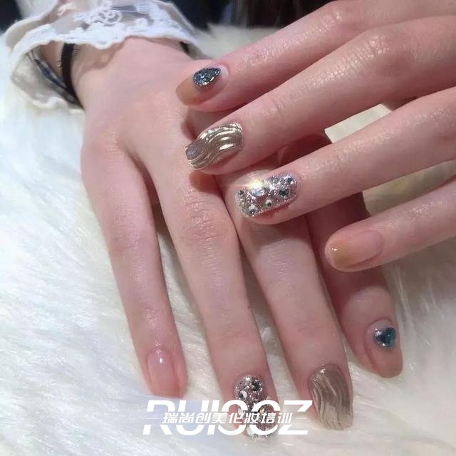 又美又有立体质感的水波纹美甲,好看极了!