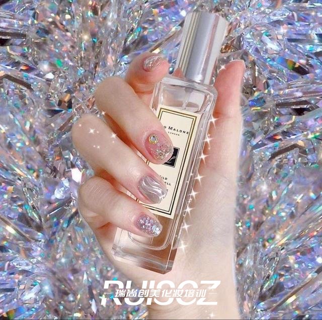 又美又有立体质感的水波纹美甲,好看极了!