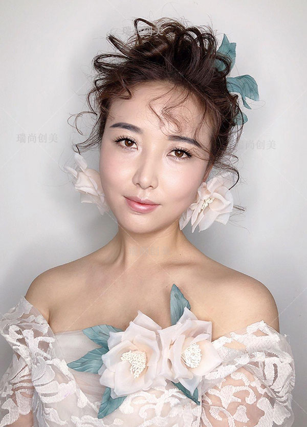 淡彩裸透妆