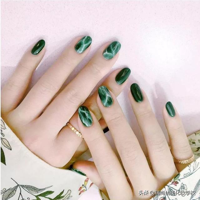 春日里好看的美甲款式,和绿色更配哦~