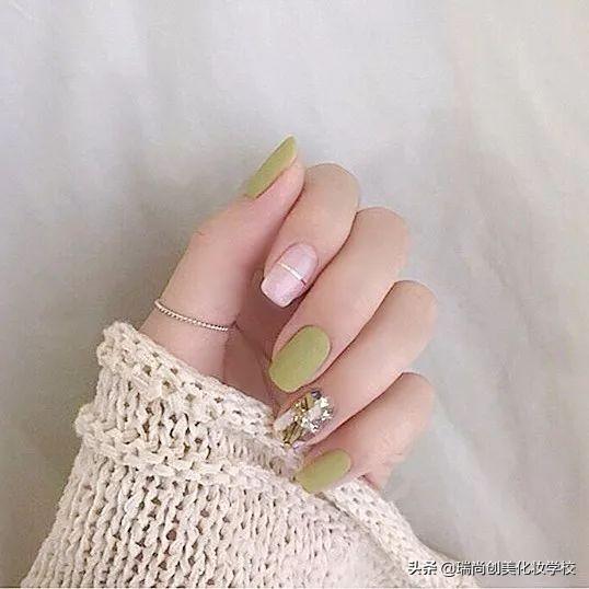 春日里好看的美甲款式,和绿色更配哦~