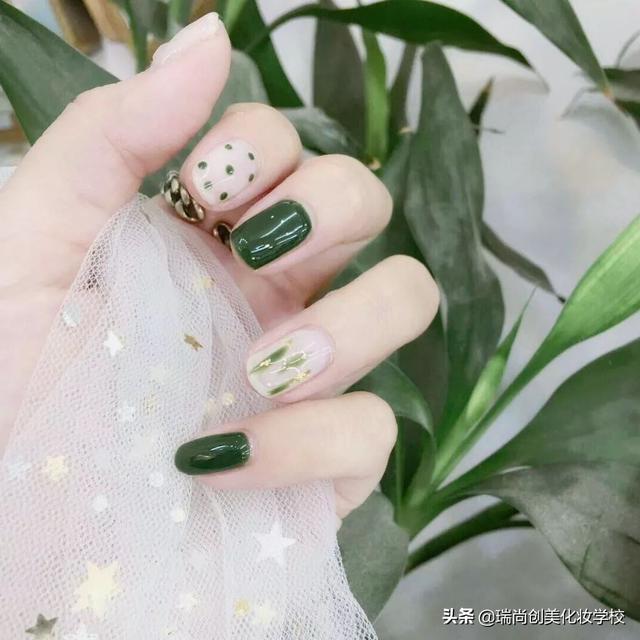 春日里好看的美甲款式,和绿色更配哦~
