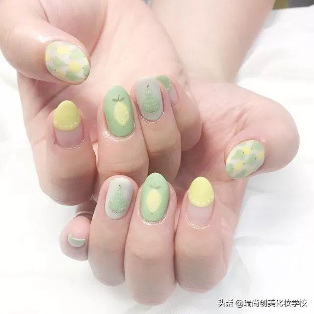 春日里好看的美甲款式,和绿色更配哦~