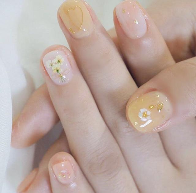 今年春夏流行的黄色系美甲,怎样做才不挑人?
