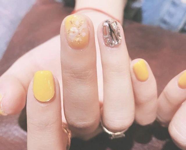 今年春夏流行的黄色系美甲,怎样做才不挑人?
