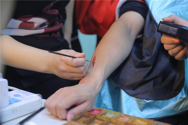 拒绝5毛特效!零距离感受特效化妆的魅力
