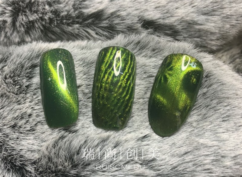 美甲一直都深受女孩子们的喜爱,一个小小的指尖可以表达出清纯可爱的感觉,也可以表现出喜庆或者性感妩媚的感觉,可以根据个人的喜爱和心情选择不同风格的美甲。 一双修长漂亮的双手,配上精致美甲的点缀,女人味、时髦感瞬间up~up~up 今天就为大家分享几款高级感十足的美甲,柔美流畅的线条,绚烂多彩的颜色和构图搭配,每一幅作品都值得我们细细欣赏和学习。 1.猫眼美甲一直都是大家特别喜欢的款式,它有些神秘的光泽,它比纯色的美甲更有魅力,即使是单涂也非常好看,完全不会觉得指尖单调。 2.魔镜粉美甲可是今年最流行的美甲款式哦,拥有魔镜粉美甲的女生就是人群中最漂亮、最闪耀的,魔镜粉主要就是产生镜面的效果,但是它不会变色,一般黑色和白色会呈现出银色或者是香槟色,很炫酷哦! 3.毛衣甲采用秋冬色,磨砂质地又提升了质感,而毛衣甲的立体效果和撞色又给平面的美甲增添了生色。百搭又不平凡,这是毛衣甲的诉求。 冬日寒风凛冽,温暖又百搭的麻花毛衣是女孩子们衣橱必备,做一款美美的毛衣甲也很应景哦! 4.渐变可以说是美甲里最经典的款式,谁做都很美。但偏偏就是这样“佛系”的渐变美甲,不同的颜色搭配,也会有不同的感觉。 这么多款精致气质美甲,有没有你喜欢的?