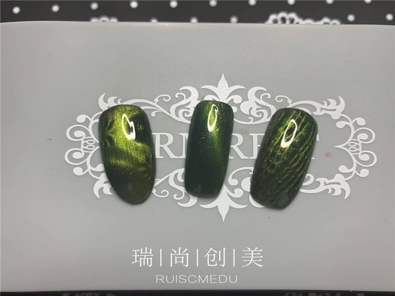 美甲一直都深受女孩子们的喜爱,一个小小的指尖可以表达出清纯可爱的感觉,也可以表现出喜庆或者性感妩媚的感觉,可以根据个人的喜爱和心情选择不同风格的美甲。 一双修长漂亮的双手,配上精致美甲的点缀,女人味、时髦感瞬间up~up~up 今天就为大家分享几款高级感十足的美甲,柔美流畅的线条,绚烂多彩的颜色和构图搭配,每一幅作品都值得我们细细欣赏和学习。 1.猫眼美甲一直都是大家特别喜欢的款式,它有些神秘的光泽,它比纯色的美甲更有魅力,即使是单涂也非常好看,完全不会觉得指尖单调。 2.魔镜粉美甲可是今年最流行的美甲款式哦,拥有魔镜粉美甲的女生就是人群中最漂亮、最闪耀的,魔镜粉主要就是产生镜面的效果,但是它不会变色,一般黑色和白色会呈现出银色或者是香槟色,很炫酷哦! 3.毛衣甲采用秋冬色,磨砂质地又提升了质感,而毛衣甲的立体效果和撞色又给平面的美甲增添了生色。百搭又不平凡,这是毛衣甲的诉求。 冬日寒风凛冽,温暖又百搭的麻花毛衣是女孩子们衣橱必备,做一款美美的毛衣甲也很应景哦! 4.渐变可以说是美甲里最经典的款式,谁做都很美。但偏偏就是这样“佛系”的渐变美甲,不同的颜色搭配,也会有不同的感觉。 这么多款精致气质美甲,有没有你喜欢的?
