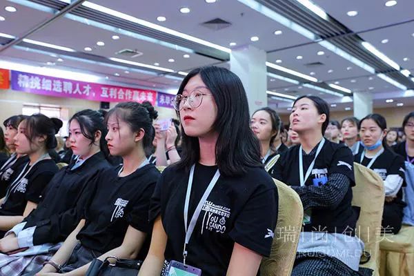 她们平均薪资过万,你拖后腿了吗? 她们平均薪资过万,你拖后腿了吗?