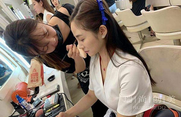 在北京做化妆师3年可以拿到多少工资？你拖后腿了吗？