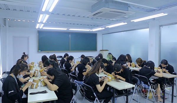 2020年化妆师到底多抢手?告诉你如何创造更多“薪”机的真相!