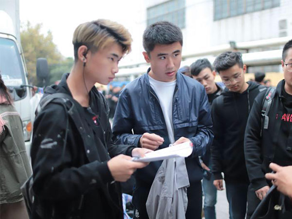 男生化妆成为日常?你怎么看待男生学化妆这件事? 男生化妆成为日常?你怎么看待男生学化妆这件事?