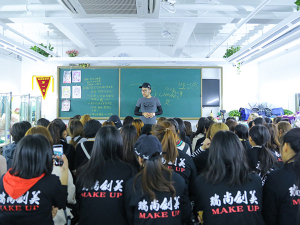 零基础入行化妆,自学好还是系统培训好?
