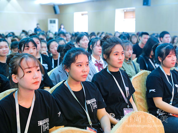 对不起,这五类人群不适合自学化妆
