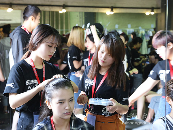 对不起,这五类人群不适合自学化妆