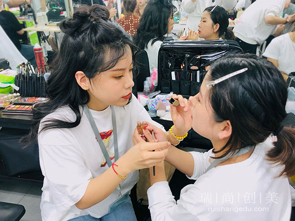 什么样的人适合学化妆?