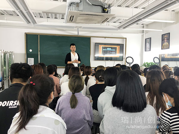 从培训学校出来的化妆师如今都怎么样了？如何选择培训班？