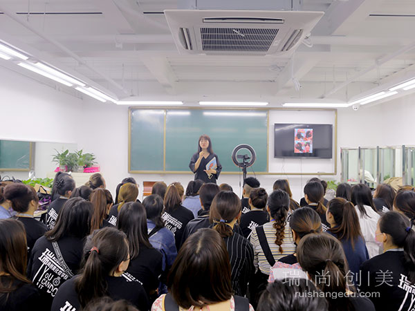 转行学化妆是自学？还是选择去化妆培训学校